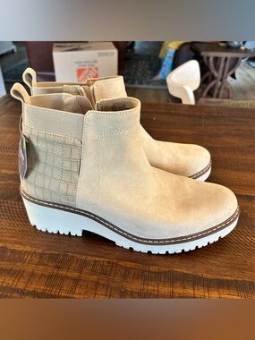 NWT Sonoma Cream Suede Platform Chelsea Ankle Boots - size 11